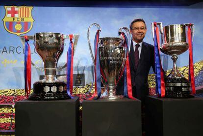 Bartomeu, amb les tres copes que ha conquerit el Barça aquesta temporada.