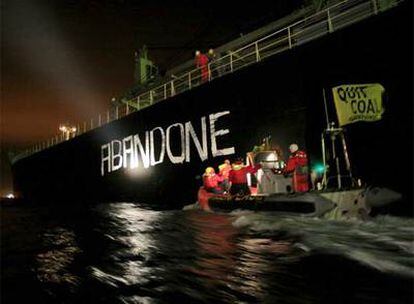Cuatro miembros de Greenpeace han abordado un barco carbonero en Gijón
