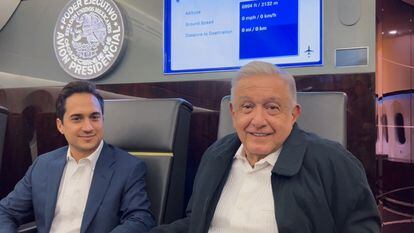 López Obrador y el director de Banobras, Jorge Mendoza, a bordo del avión presidencial tras anunciar su venta, el pasado 20 de abril.
