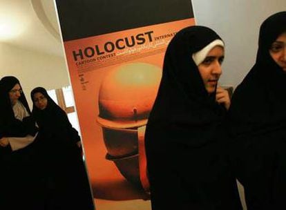Mujeres iraníes, en una exposición de viñetas sobre el Holocausto el pasado agosto en Teherán.