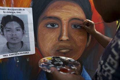 El artista Florencio Sandoval pinta el retrato de uno de los estudiantes de Ayotzinapa desaparecidos, México.
