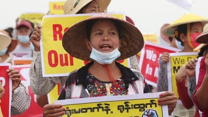 Un grupo de manifestantes muestra carteles contra la junta militar este viernes en Mandalay.