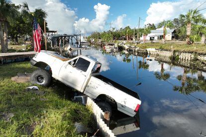 Un vehículo sobre el canal de Horseshoe Beach (Florida) tras el paso del huracán, el jueves. 