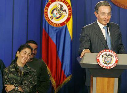 Uribe, durante una rueda de prensa tras el rescate de Ingrid Betancourt (izquierda) y otros 14 rehenes.
