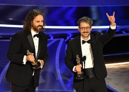Leo Sánchez (izquierda) y Alberto Mielgo (dererecha) recogen el Oscar por mejor cortometraje documental 'The Windshield Wiper'.