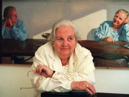 Carmen Balcells, ante un retrato suyo de Gonzalo Goytisolo.