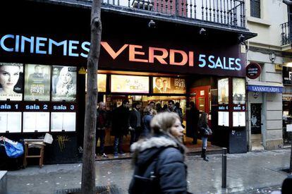 Entrada de los cines Verdi, en la calle homónima del barrio de la Vila de Gràcia.