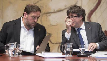 Carles Puigdemont y Oriol Junqueras durante una reuni&oacute;n del Gobierno de la Generalitat.