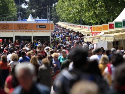 Aspecto del Paseo de Coches del Retiro durante la Feria del Libro de Madrid de 2022.