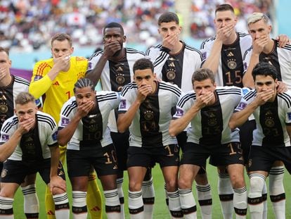 El gesto de los jugadores de Alemania antes del pitido inicial contra Japón.