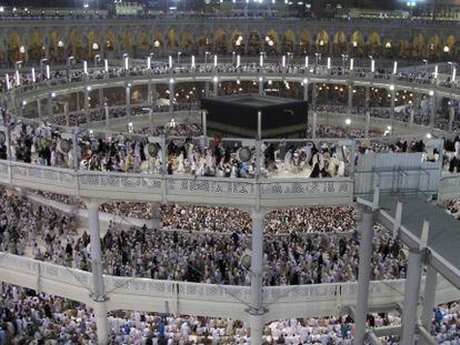 Peregrinos musulmanes rezan en torno a la Kaaba en la Gran Mezquita, durante la peregrinaci&oacute;n anual