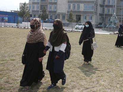 Imagen de archivo de estudiantes afganas.
  (Foto de ARCHIVO)
02/03/2022