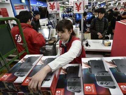 Una empleada organiza las cajas de la nueva consola Nintendo Switch, en una tienda de electr&oacute;nica en Tokio este viernes.