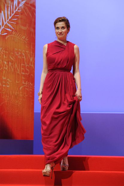 Emmanuelle Devos con un vestido rojo de inspiración túnica.