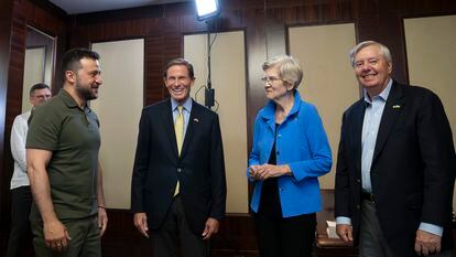 Desde la izquierda, Volodímir Zelenski y los senadores estadounidenses Richard Blumenthal, Elizabeth Warren (demócratas) y Lindsey Graham (republicano), el pasado miércoles en Kiev.