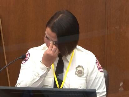 La bombero Genevieve Hansen testifica en el juzgado del condado de Hennepin en Minneapolis.