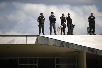 Fuerzas de seguridad brasileñas, este domingo en Brasilia.