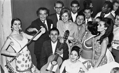 Adlí rodeat de algunos de los bailarines del tablao de Los Tarantos en 1964.