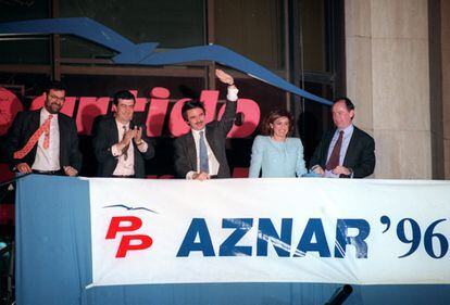 Celebración de la victoria del Partido Popular en las elecciones generales de 1996, en la sede del PP en la calle Génova. En la imagen, desde la izquierda, Mariano Rajoy, Francisco Álvarez Cascos, José María Aznar, Ana Botella y Rodrigo Rato.