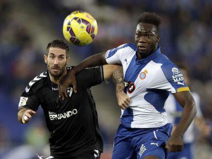 Caicedo disputa el bal&oacute;n con Lillo, en el partido Espanyol-Eibar.