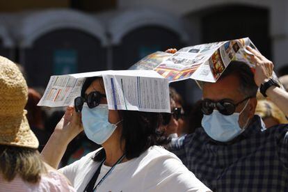 Dos turistas se protegían del sol con folletos, el miércoles en la Judería de Córdoba. 