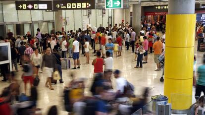 Viajeros en el aeropuerto Adolfo Su&aacute;rez Madrid-Barajas. 