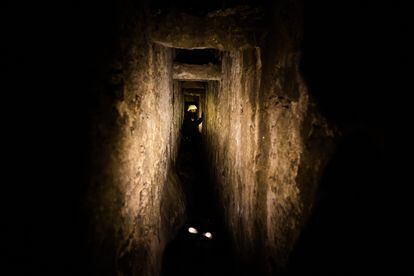 La Policia de Subsuelo inspecciona, el 5 de agosto, las cavidades del sub suelo de la ciudad de Santiago de Compostela.
