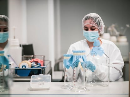 Una técnica de laboratorio trabaja en las instalaciones donde se fabrica la MTBVAC en O Porriño, Pontevedra.