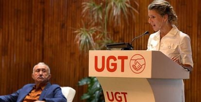 La vicepresidenta del Gobierno y ministra de Trabajo, Yolanda Díaz (d), pronuncia un discurso junto al secretario General de UGT, Pepe Álvarez.