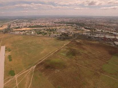 Vista a&eacute;rea de los terrenos de Tablada con Sevilla al fondo. 