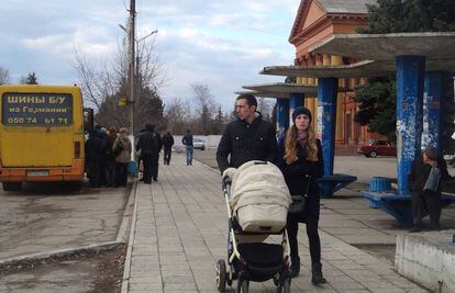 Una pareja pasea por una calle de Donetsk.