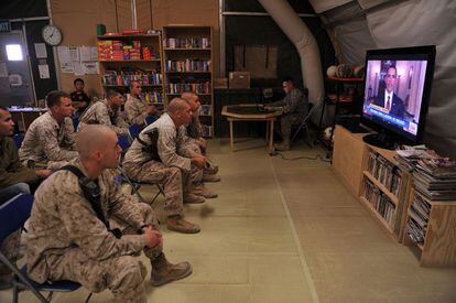 Soldados del <i>Regiment Combat Team</i> siguen en la base de Camp Dwyer, en la provincia de Helman, la comparecencia de Obama.