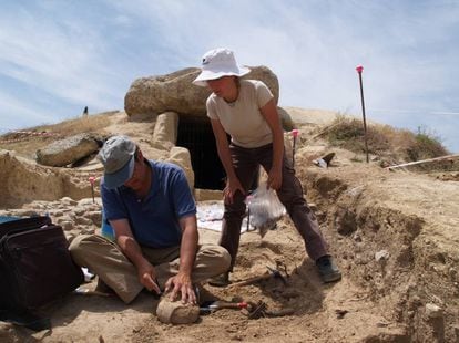 Dos arqueólogos trabajando en la entrada del dolmen de Menga.
