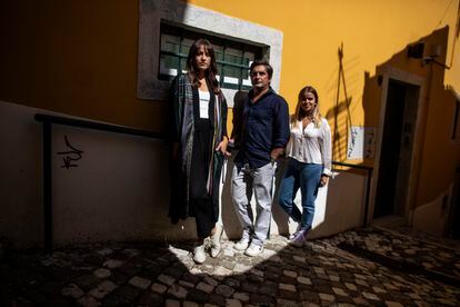 De la izquierda  a derecha, Carminho, Camané y Teresinha Landeiro, fotografiados en el barrio de la Alfama de Lisboa.