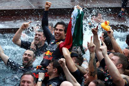 Checo Pérez celebra junto a su equipo de Red Bull la victoria en el Gran Premio de Mónaco, el 29 de mayo de 2022.