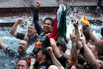 Checo Pérez celebra con su equipo Red Bull la victoria en el Gran Premio de Mónaco, el 29 de mayo de 2022.