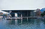 El KKL, el Centro de Cultura y Congresos de Lucerna proyectado por el arquitecto francés Jean Nouvel, preside el embudo que transforma el lago de los Cuatro Cantones en el río Reuss, que atraviesa la ciudad.