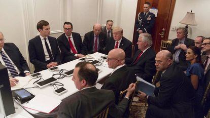 Donald Trump y su equipo en la Casa Blanca durante una sesi&oacute;n informativa sobre los bombardeos en Siria. 