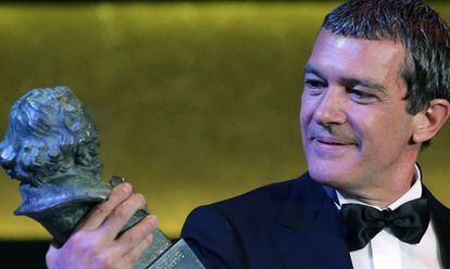 El actor Antonio Banderas y su Goya de Honor. EFE