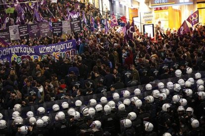 Policías turcos impiden el paso a cientos de manifestantes, este viernes en Estambul.