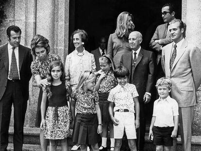 Franco, Carmen Polo y varios de sus nietos reciben en Meirás a los  entonces príncipes Juan Carlos y Sofía en una de las últimas estancias estivales del dictador.