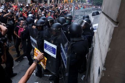 Manifestantes se enfrentan a la policía durante la marcha independentista de la Diada.