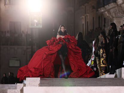 Una de las modelos en el desfile de Dolce & Gabbana el 9 de julio en Siracusa, Italia.