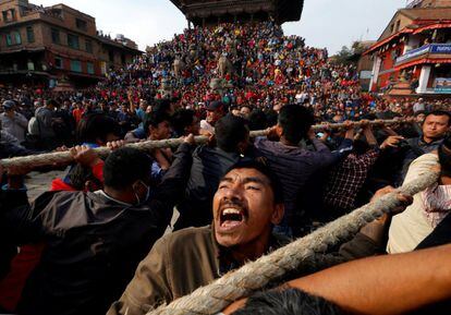 Creyentes durante el festival Biska en Bhaktapur (Nepal).