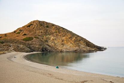 Sa Mesquida, cala menorquina con el pe&ntilde;&oacute;n Pa Gros al fondo.