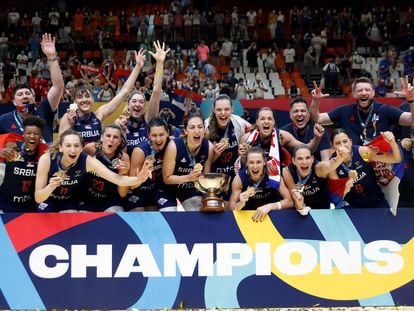 La selección serbia celebra el oro en el Eurobasket