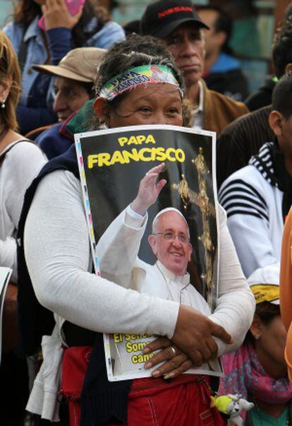 Una mujer con un póster del Papa.
