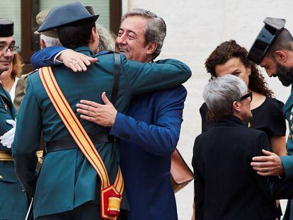 El fiscal del juicio del 'procès' Javier Zaragoza saluda a miembros de la Guardia Civil este miércoles en Sant Andreu de la Barca. En vídeo, declaraciones del jefe de la Guardia Civil en Cataluña, Pedro Garrido.