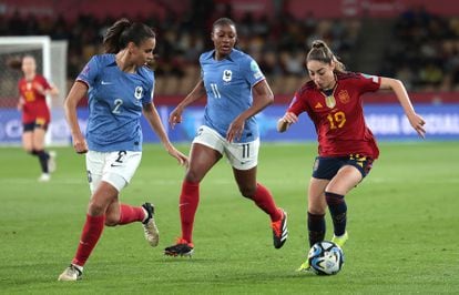 The defender of the Spanish team Olga Carmona, in possession of the ball.