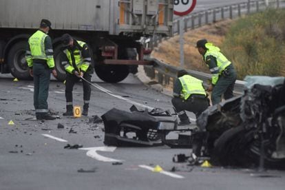 La Guardia Civil de Tráfico delimita un perímetro en la carretera CL-605, en Anaya (Segovia), tras un accidente de tráfico, el 1 de septiembre.